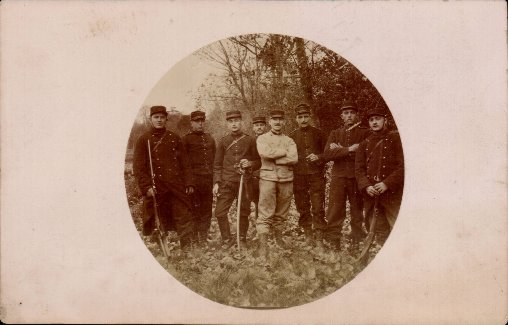 Groupe de soldats — photo circulaire — éditeur non identifié