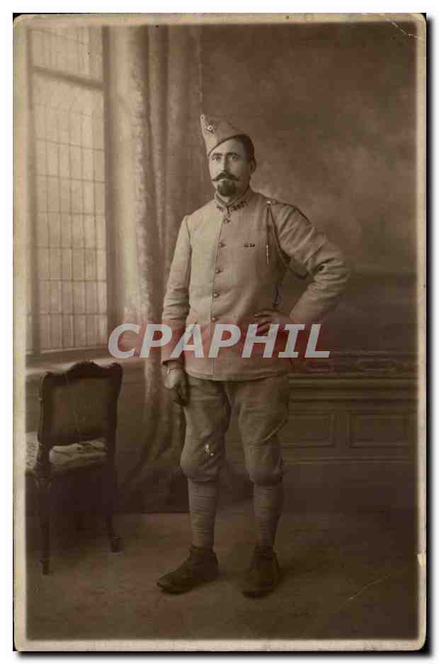 Soldat en uniforme — studio photographique — sans éditeur ni numéro visible