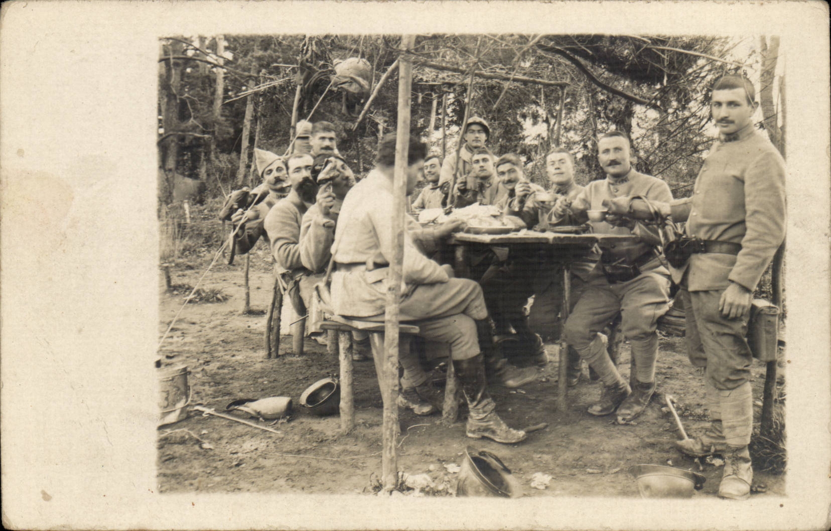 Soldats en pause repas — scène de campement — éditeur non visible