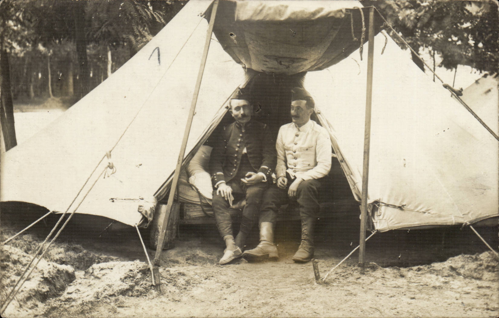 CARTE PHOTO Soldats sous la tente militaria 