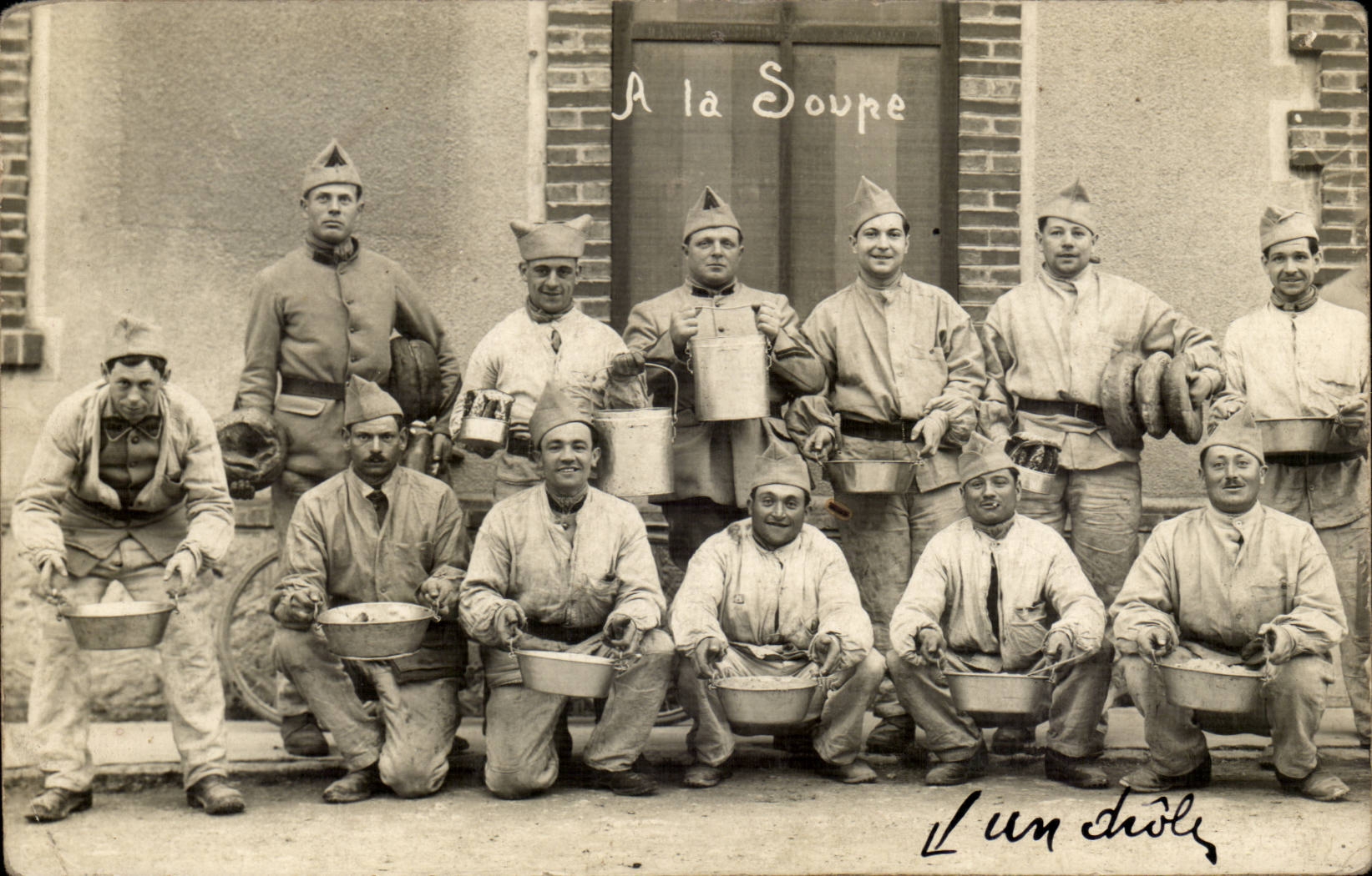 CARTE PHOTO Soldats militaria A la soupe cuisiniers 