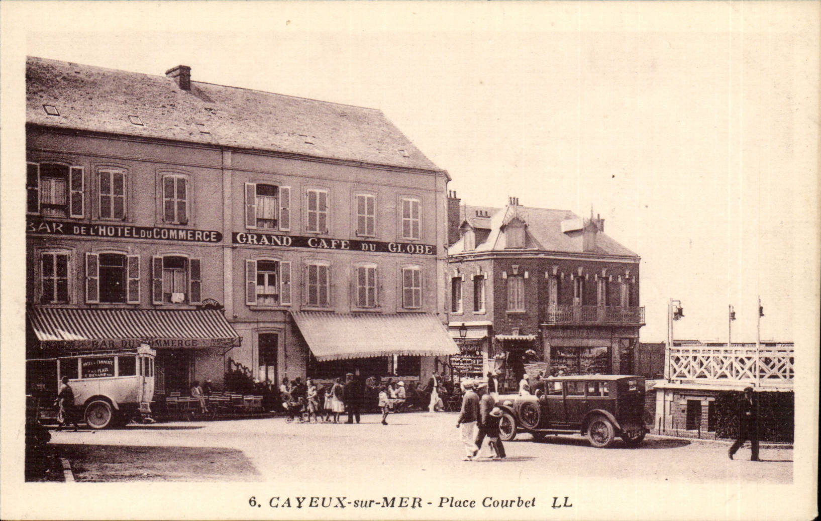 CAYEUX-sur-MER - Place Courbet — vue des commerces et voitures d'époque — LL, n°6