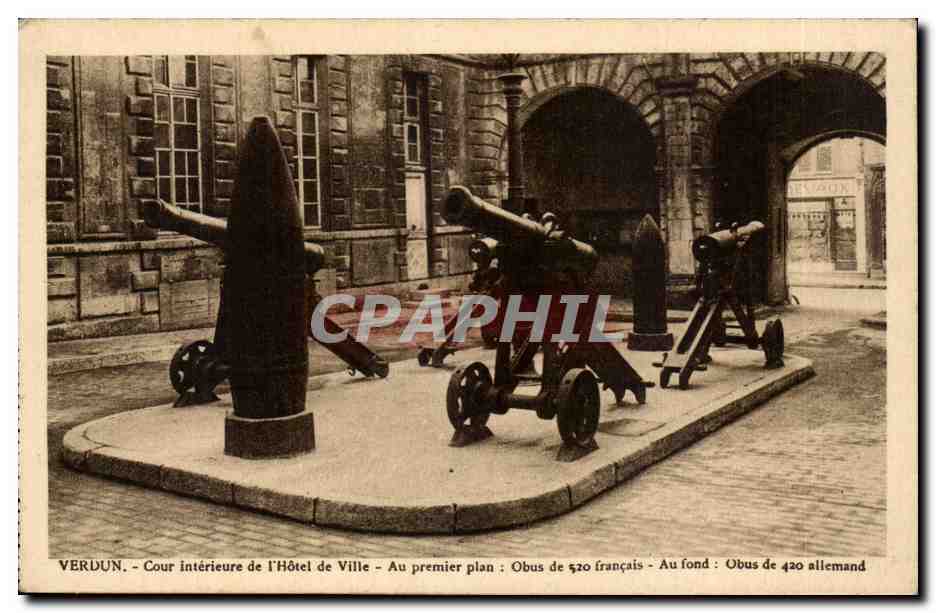 Verdun - Cour intérieure de l'Hôtel de Ville - Obus de 520 français et obus de 420 allemand
