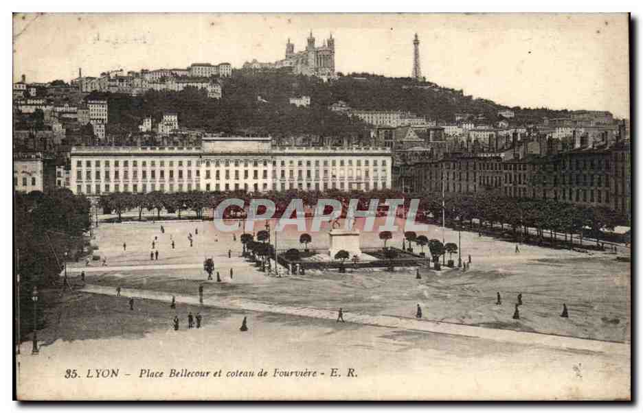 Lyon - Place Bellecour et coteau de Fourviere - CPA 