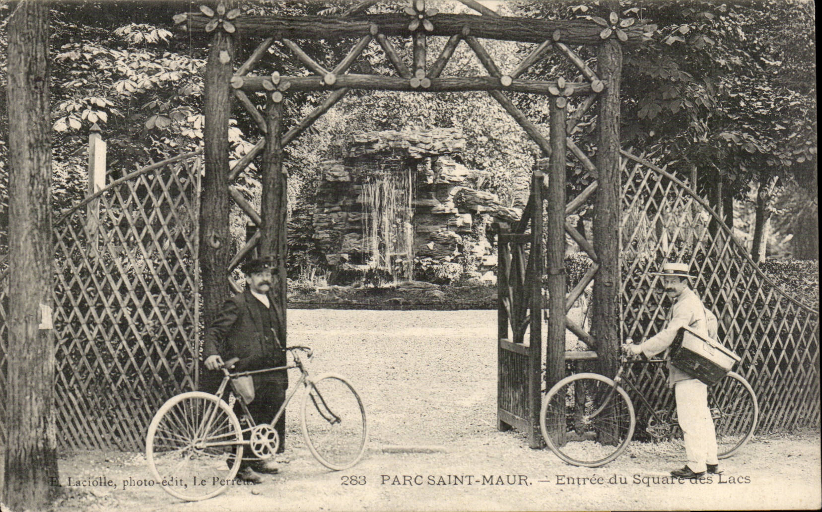Parc Saint Maur CPA Entre du square des lacs (cyclistes cycle velo)