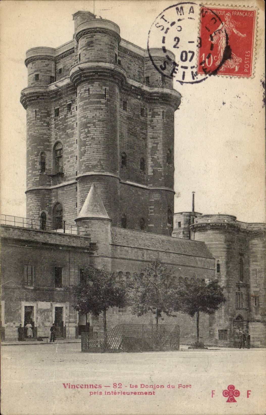 Vincennes CPA Le donjon du fort pris interieurement
