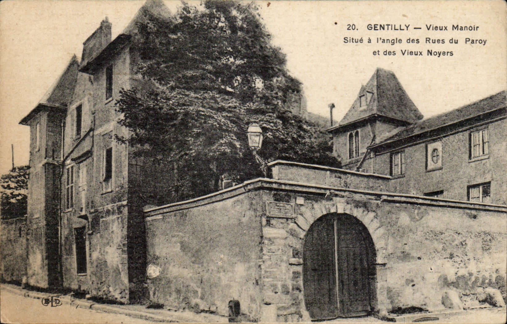 GEntilly CPA Vieux manoir Situe a l'angle de rue de Parcy et de vieux Noyers