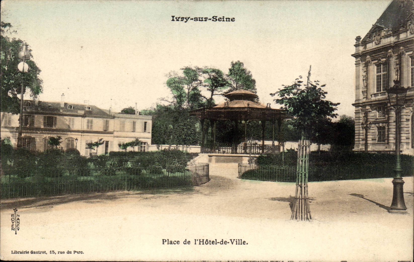 Ivry sur SEine CPA Place de l'hotel de ville