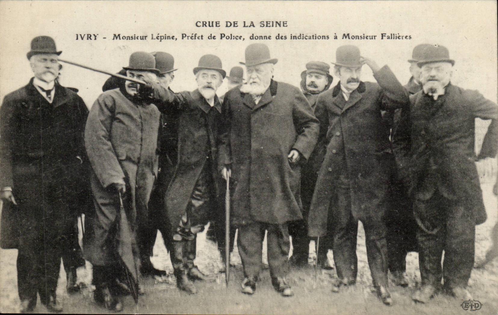 Ivry sur SEine CPA Crue de la Seine 1910 Inondations Monsieur Lepine Prefet de Police donne de indications a Fallieres T