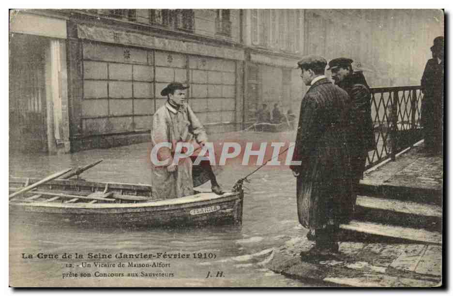 Maisons Alfort CPA Crue de la Seine janvier 1910 Un vicaire de Maisons Alfort prte son concours aux sauveteurs TOP
