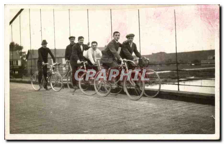 Cyclistes sur un pont — Taintigny, 1914 — Carte postale anonyme