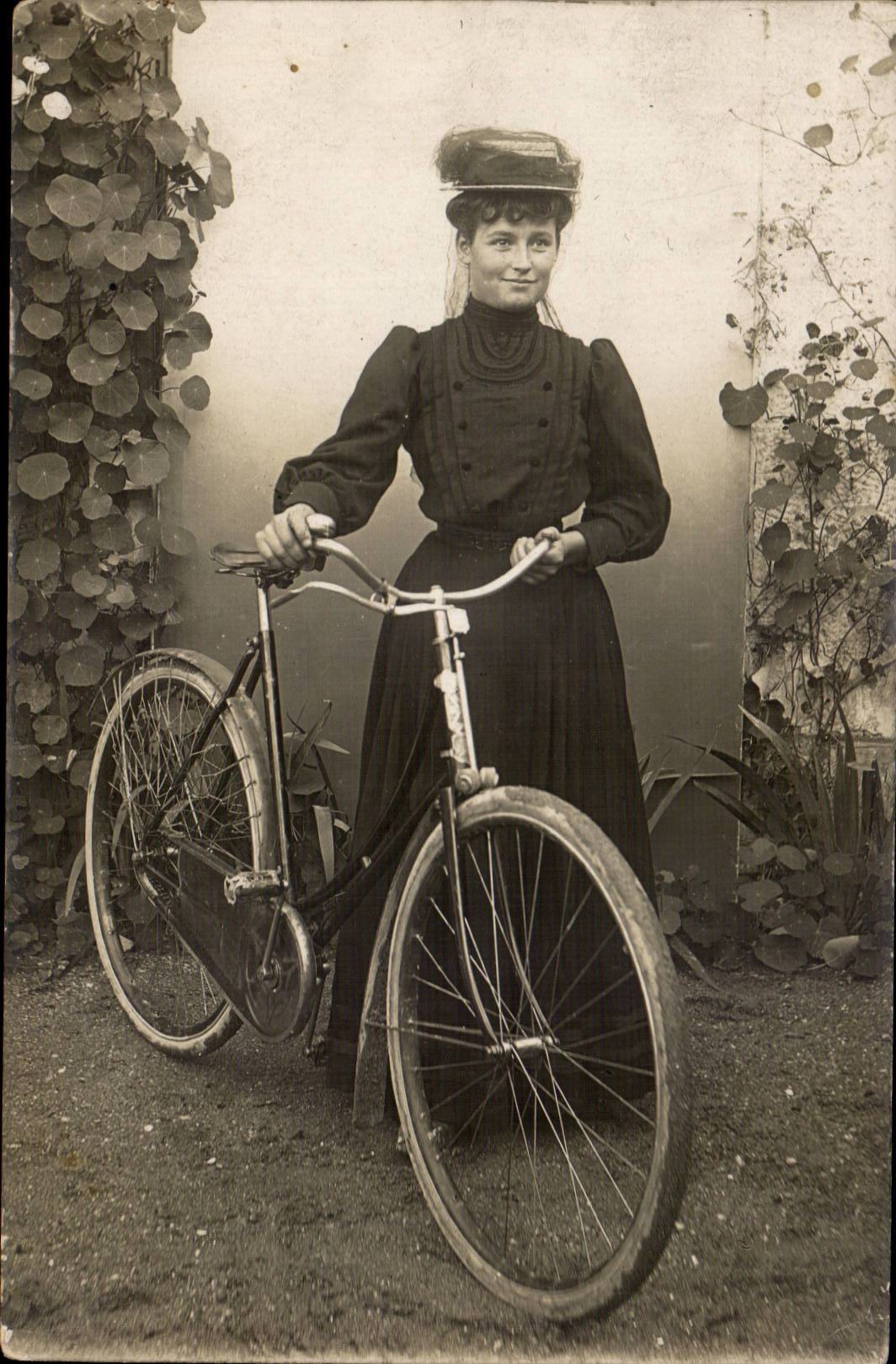 Jeune femme avec vélo — photographie — A. Lavegune (Vernon, Eure)