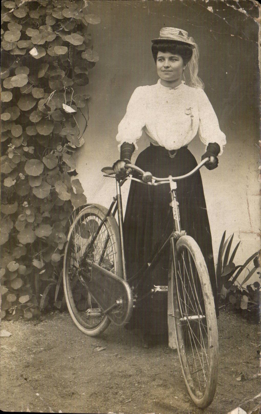 Femme à vélo — Vernon (Eure) — A. Laverage