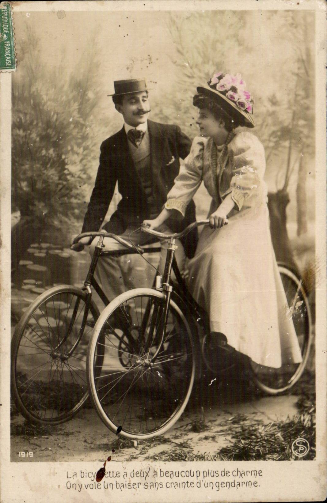 Bicyclette à deux — couple sur vélo — éditeur S.P. (1919)