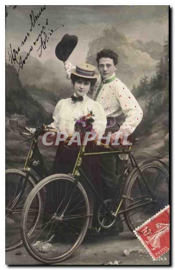 Couple sur vélo — paysage montagneux — éditeur non identifiable