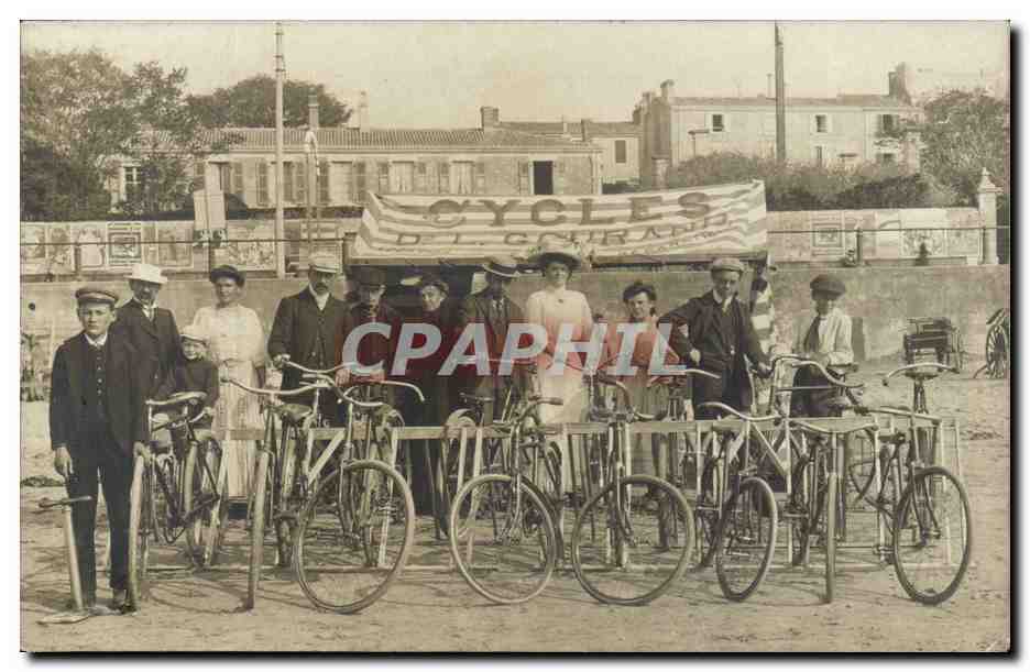 Groupe de cyclistes devant une bannière 'CYCLES D. L. GOURAUD' — éditeur inconnu, n° de série non visible