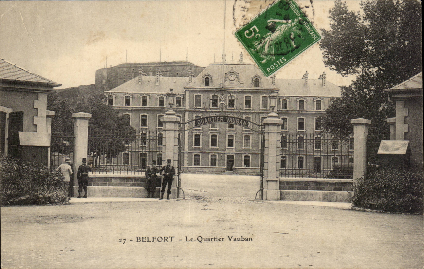 Belfort - Le Quartier Vauban — vue du quartier avec portail et soldats — éditeur inconnu, n° 27