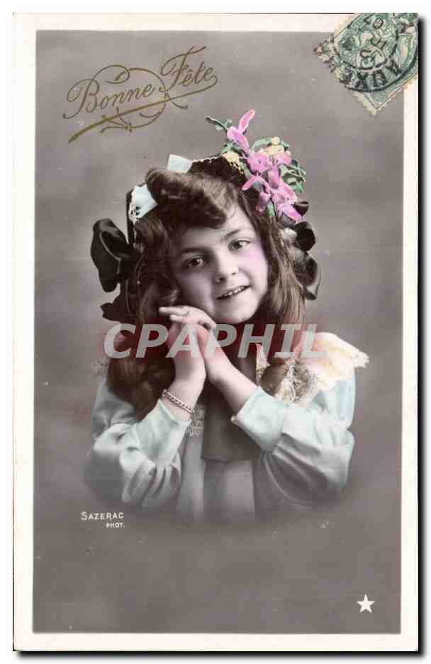 Fille en robe claire — couronne de fleurs et lapin rose — Sazerac Phot.