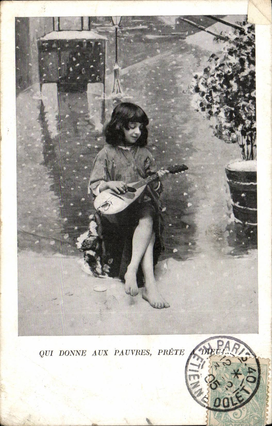 CPA Fantaisie Enfant Qui donne aux pauvres prete a Dieu (mandoline)