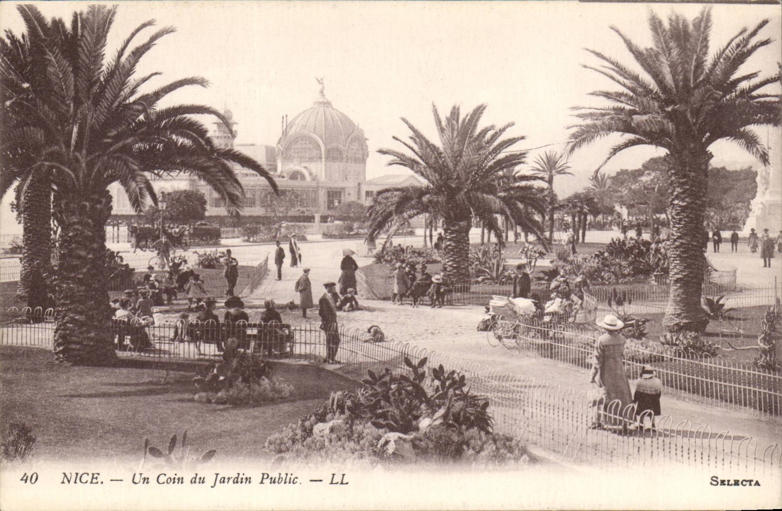 Nice CPA Un coin du jardin public