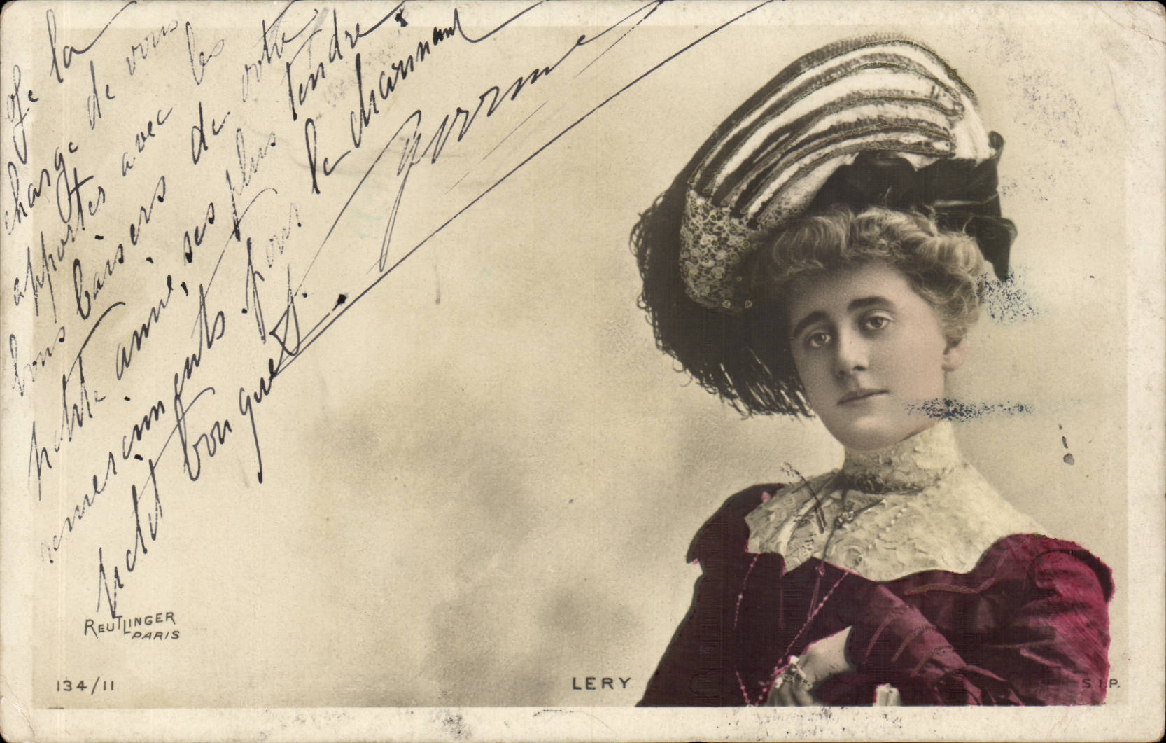 Jeune femme en chapeau à rayures — Reutlinger Paris — n° 134/11