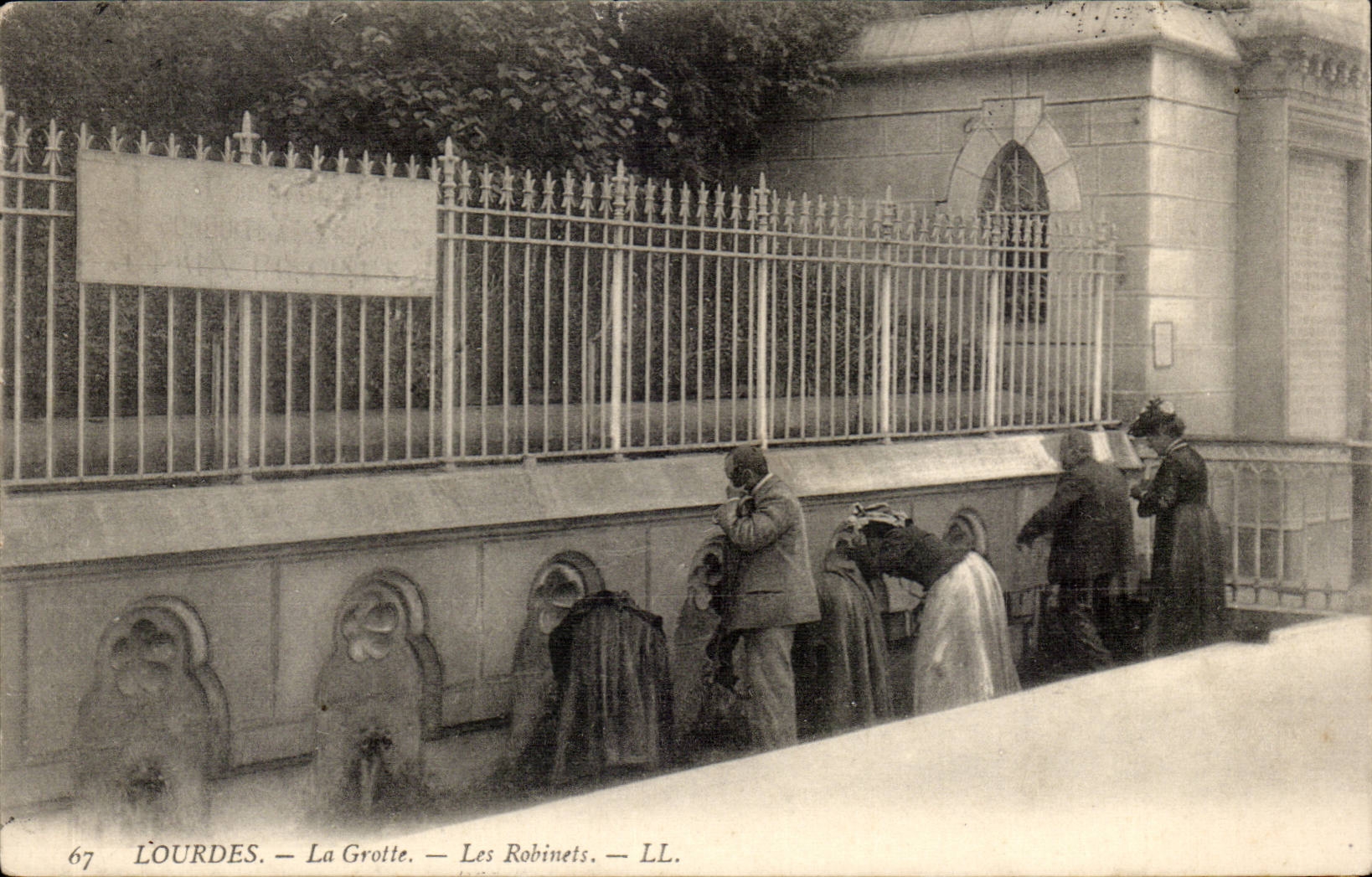 Lourdes CPA La grotte Les robinets
