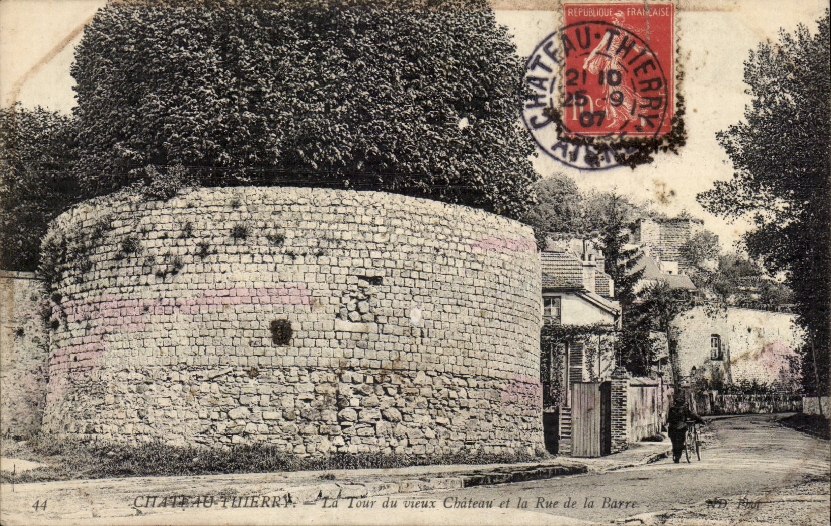 Château-Thierry — La Tour du vieux Château et la Rue de la Barre — ND: Prof
