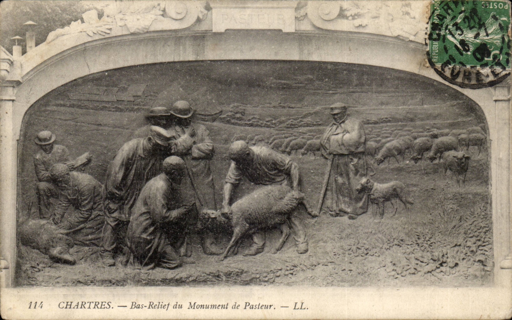 Chartres CPA Bas relief du monument de Pasteur