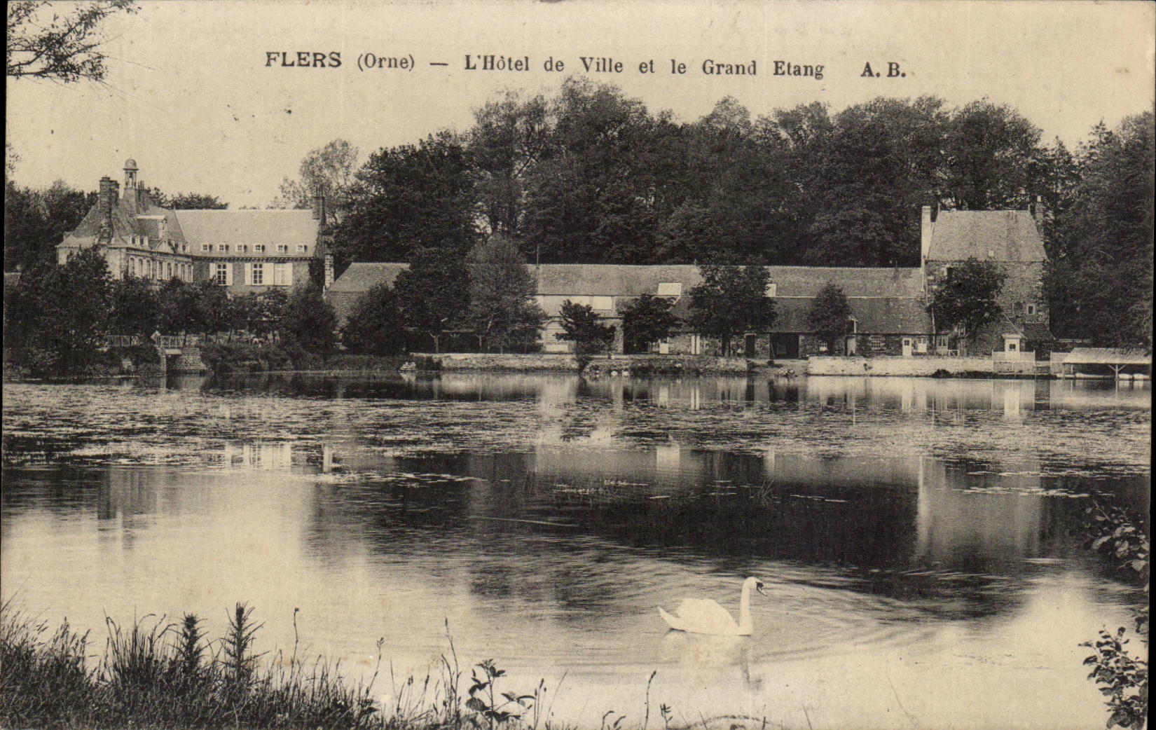 Flers - L'Hotel de Ville et le Grand Etang - CPA 