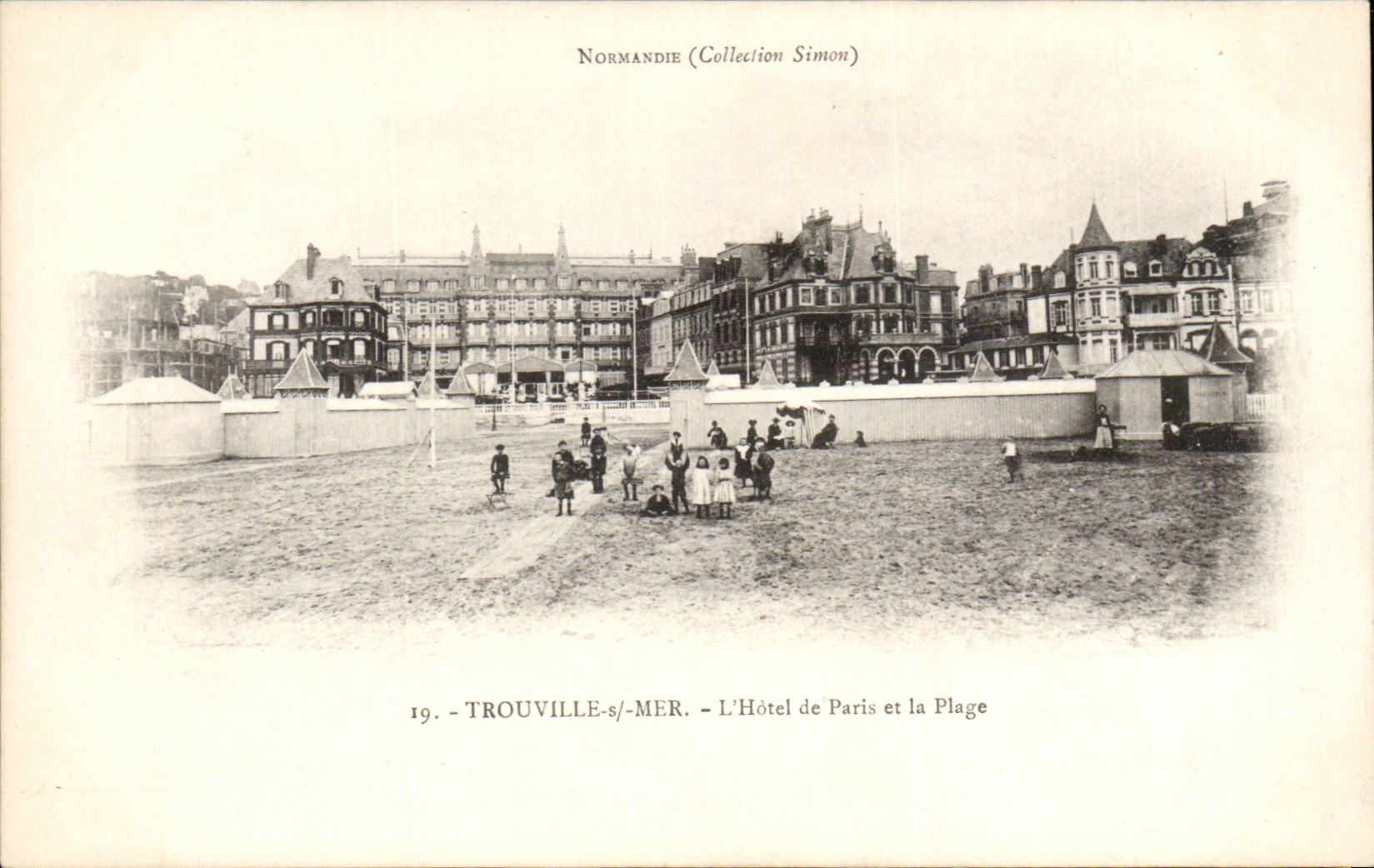 Trouville - L'Hotel de Paris et la Plage - CPA 