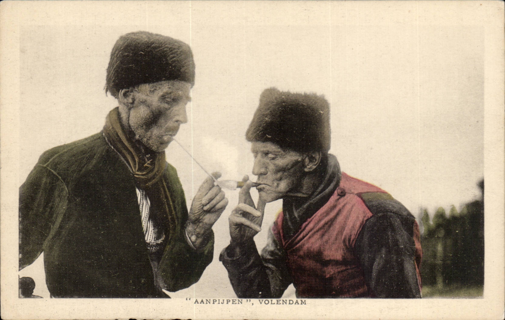 CPA Folklore Aanpijpen Volendam (vieux hommes pipe cigarette tabac tobacco)