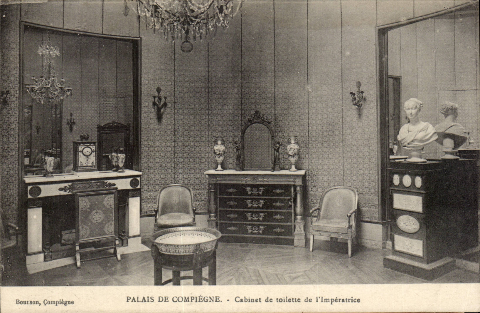 CPA Palais de Compiegne Cabinet de toilette de l'imperatrice