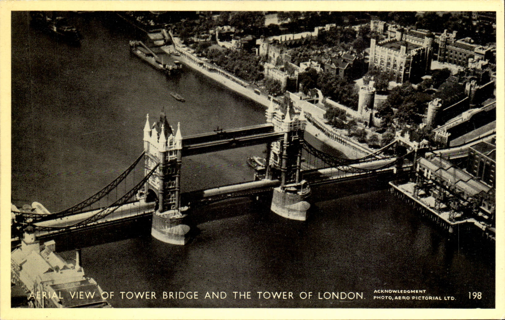 Grande Bretagne Great Britain CPA Aerial view of tower bridge and the towers of london Londres