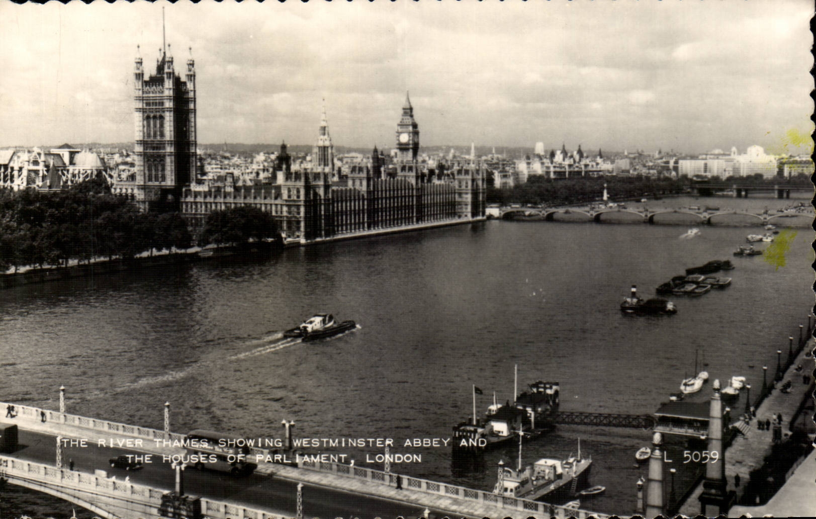 Grande Bretagne Great BRitain CPA The river Thames showing Westminster abbey and the houses of Parliament london Londres