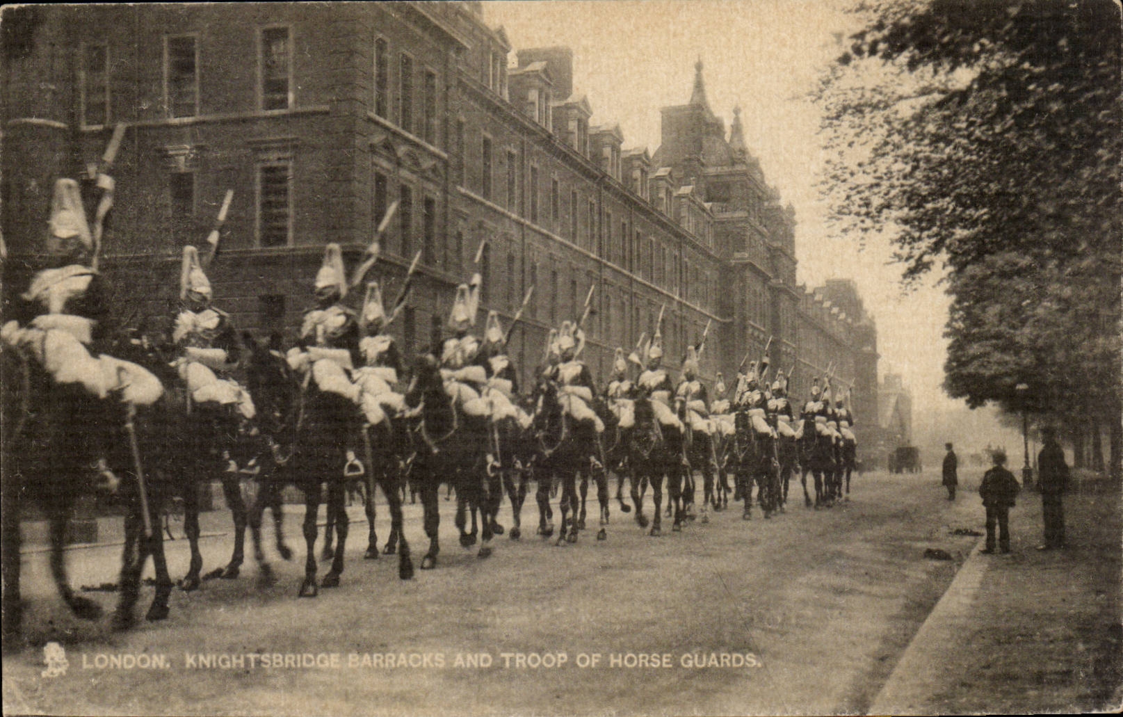 Grande Bretagne Great BRitain CPA London Londres knightsbridge barracks and troop of horse guards (cuirassers dragons)