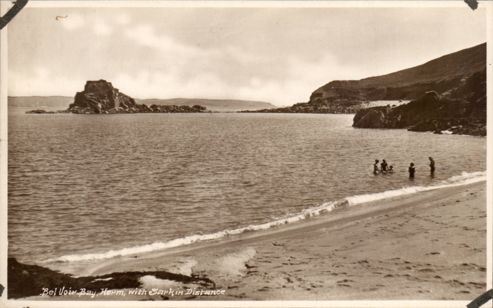 Grande Bretagne Great BRitain CPA Bel Voir Bay Herm with Stark in distance