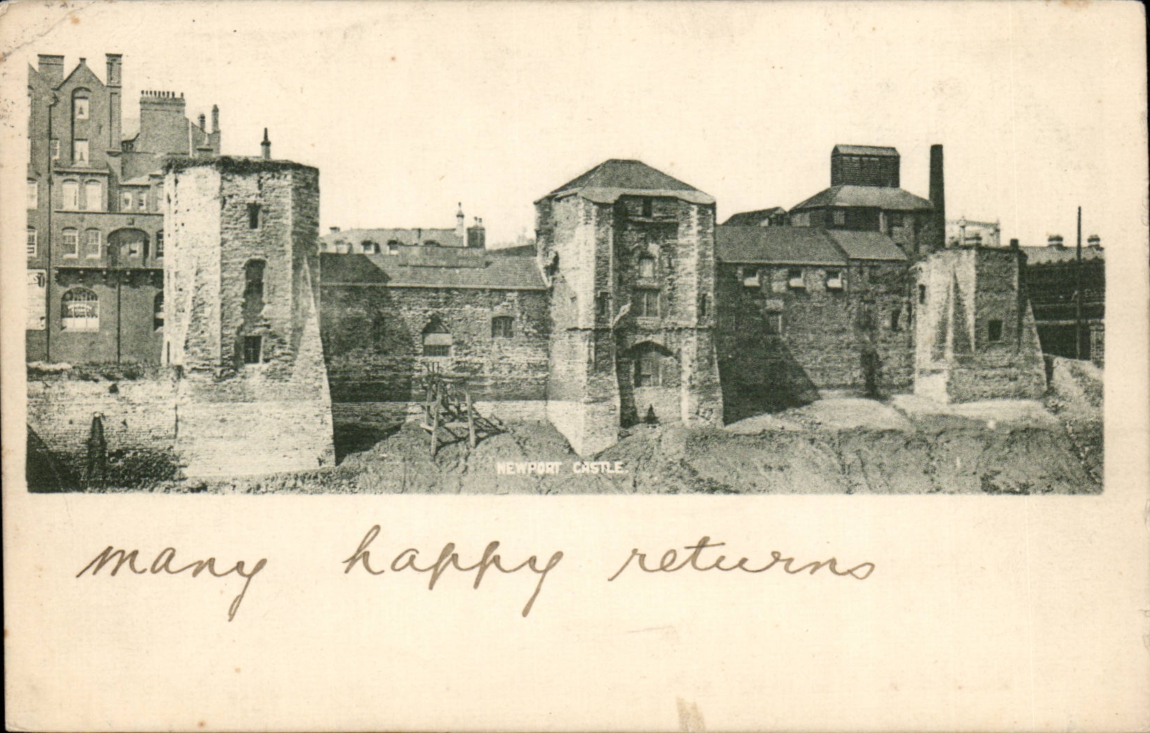 Newport Castle — vue des tours et bâtiments — Newport Castle postcard