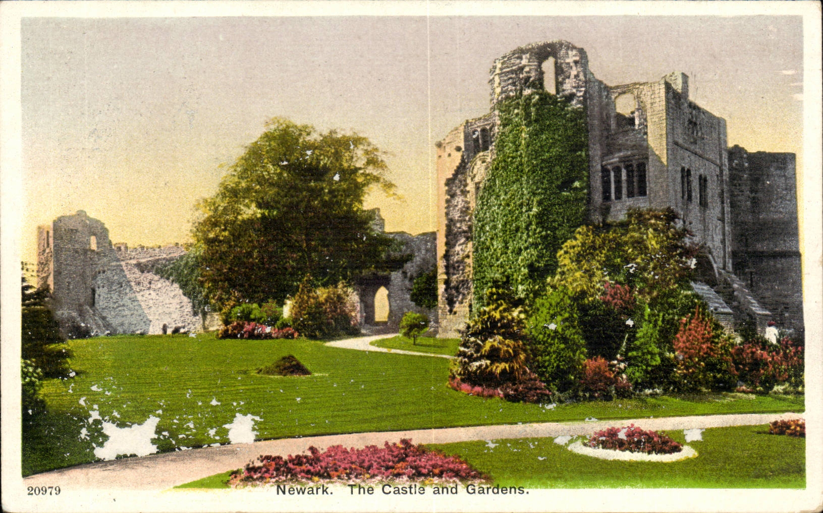 Newark. The Castle and Gardens. — Carte postale colorisée — n° 20979