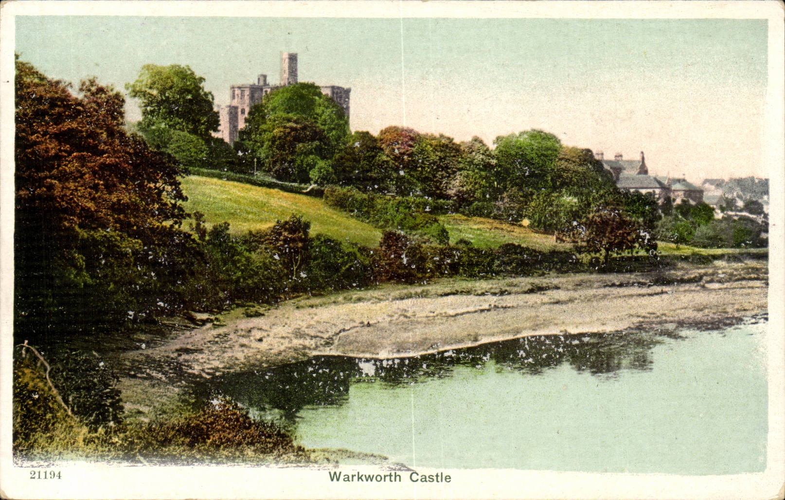 Warkworth Castle — vue du château sur une colline verdoyante avec un lac au premier plan — éditeur non identifié, n° de série 21194