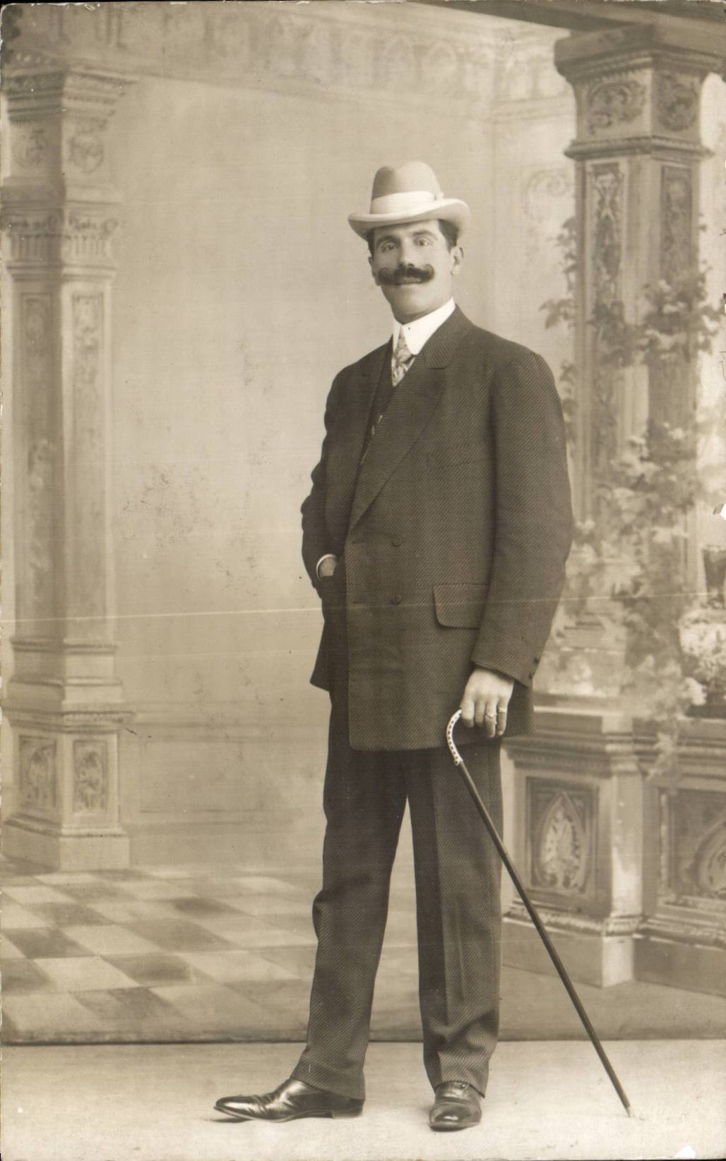 CARTE PHOTO Homme en costume (folklore)
