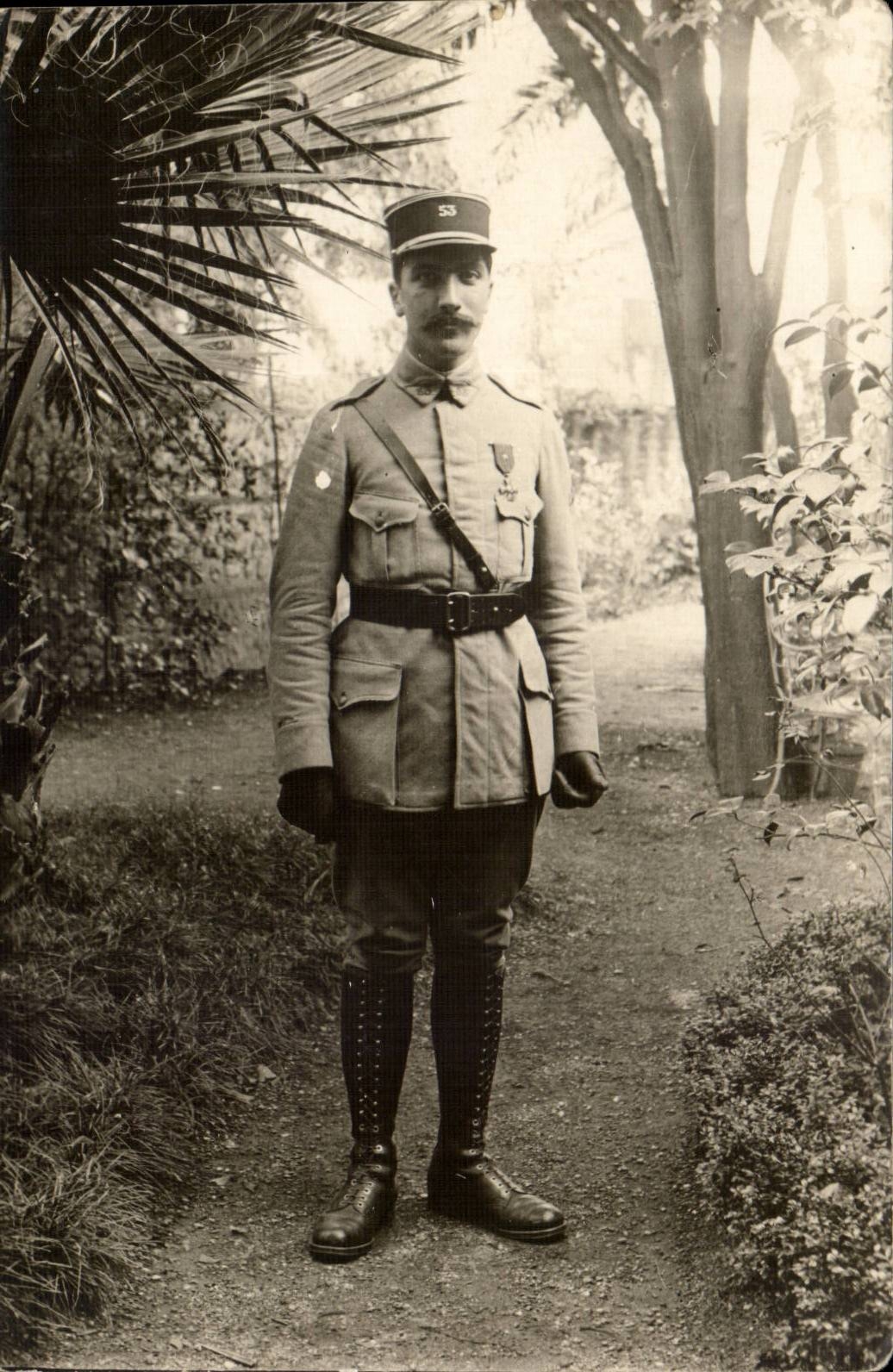 Soldat en uniforme — jardin tropical — Carte Postale CPAPHIL