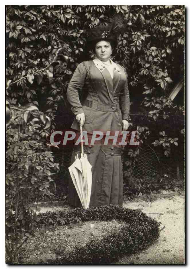 Femme en costume d'époque — jardin — éditeur CPAPHIL