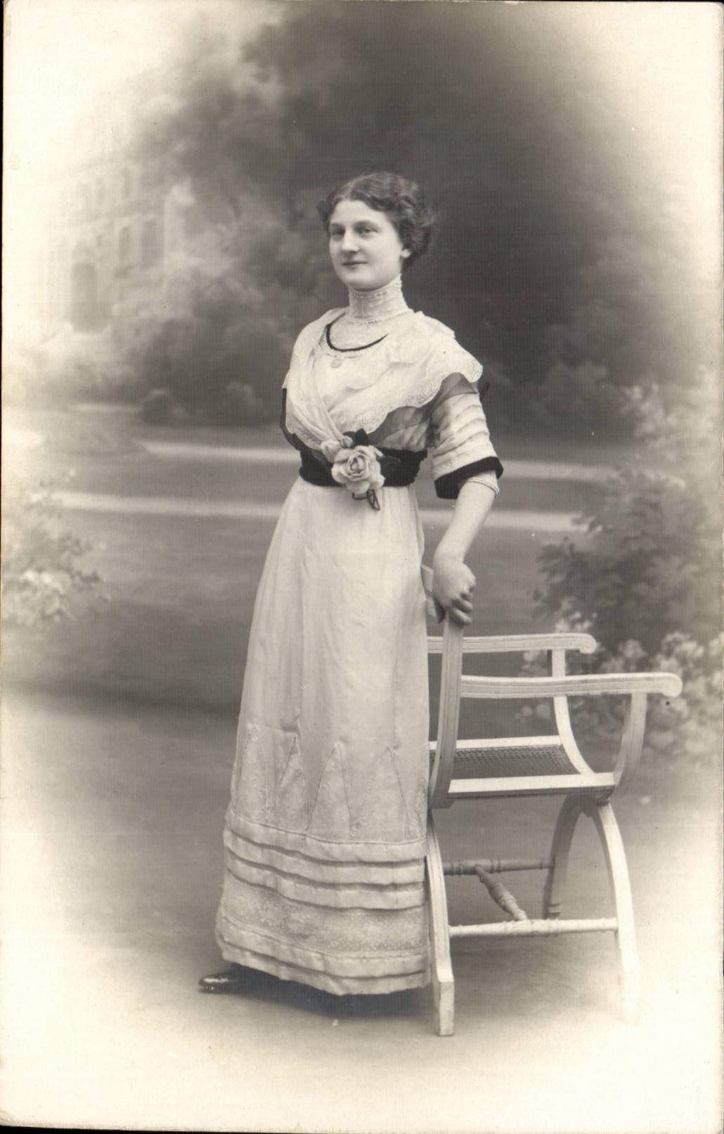 Femme en robe élégante — studio photographique — Photographe E. Malavas, Alais