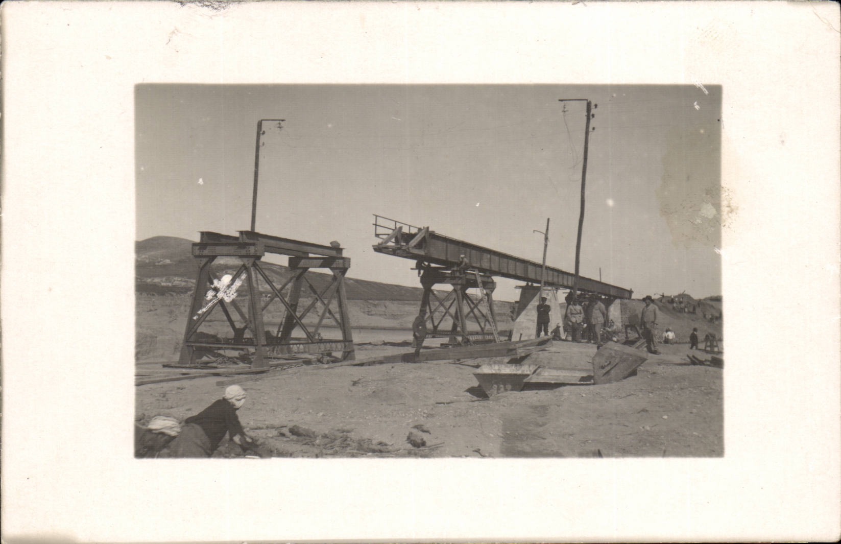 CARTE PHOTO Militaria Construction d'un pont (genie)