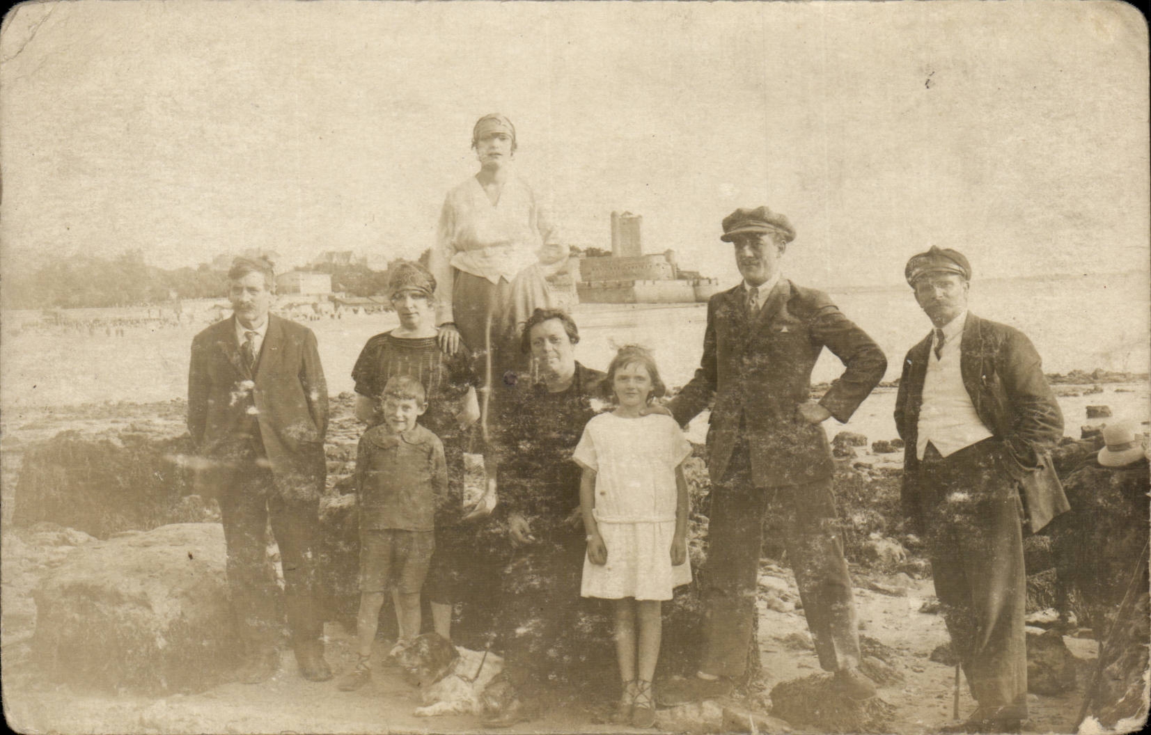 CARTE PHOTO famille a la mer 