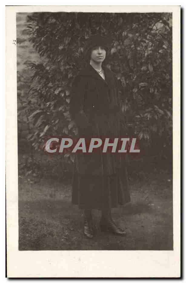 Jeune femme en manteau — devant un arbre — Carte postale italienne