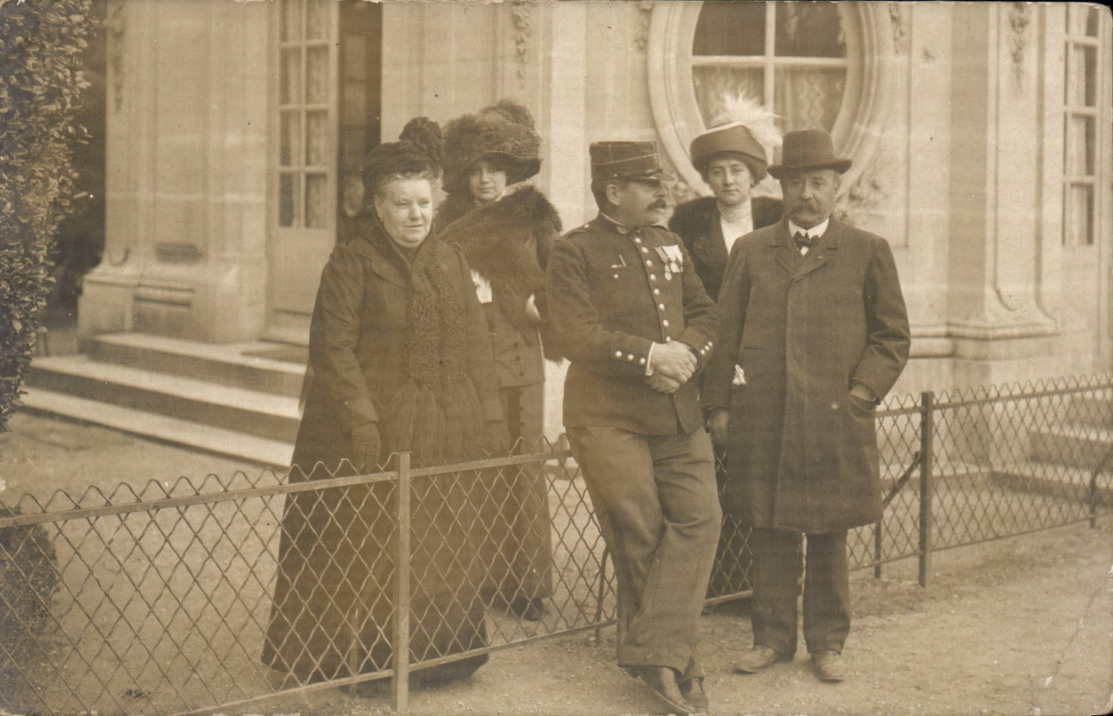 Groupe de personnes devant un bâtiment — éditeur non visible