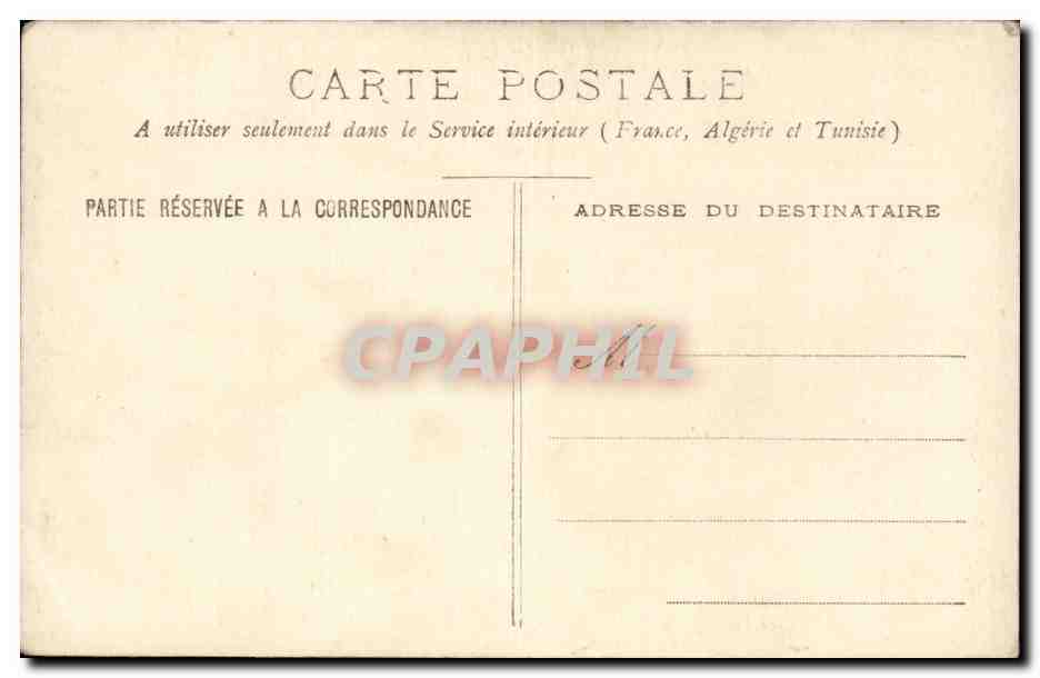 Groupe de personnes devant un bâtiment — éditeur non visible — Reverso