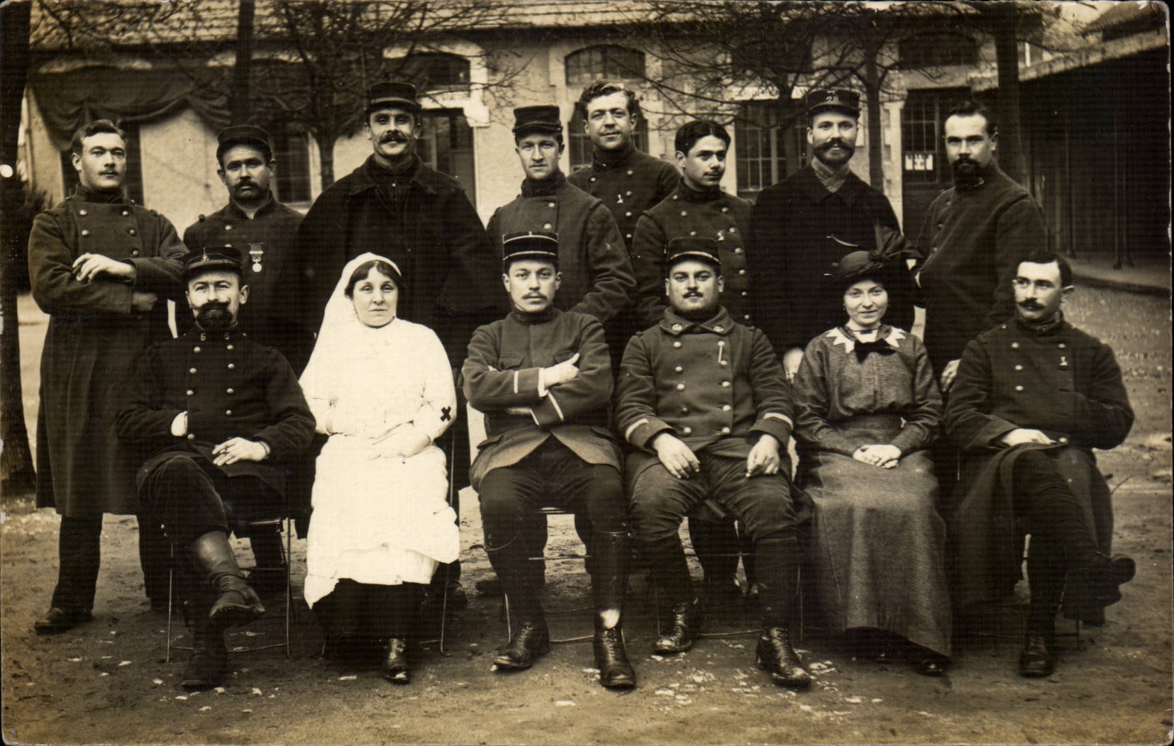 Gruppe von Soldaten und Krankenschwestern — Temporäres Krankenhaus n°35 in Saint-Léonard — Ansichtskarte CPAPHIL