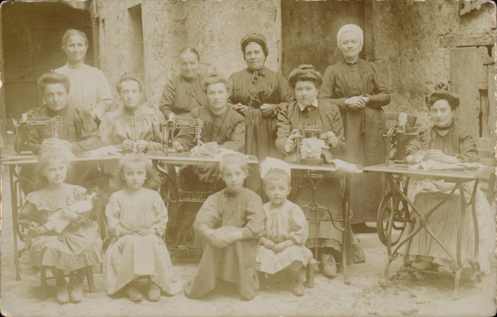 CARTE PHOTO Enfants et femmes cousants a la machine a coudre TOP (metiers folklore)